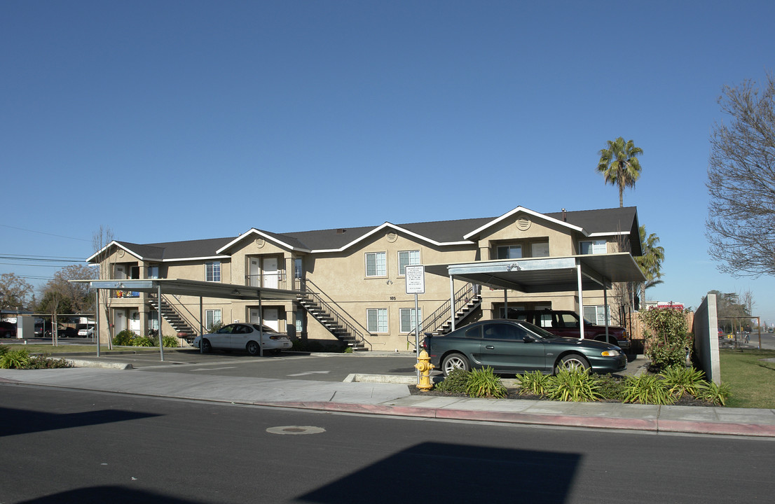 165 Roberts Ave in Madera, CA - Building Photo