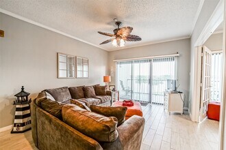 351 Lakeside Ln in Houston, TX - Building Photo - Building Photo