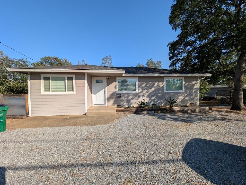 1977 Parallel St in Shasta Lake, CA - Building Photo