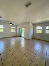 8620 NW 97th Ave in Medley, FL - Foto de edificio - Building Photo