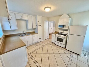 902 E Rose Dr in Midwest City, OK - Building Photo - Building Photo