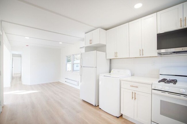 2401 Westfield St in West Springfield, MA - Building Photo - Building Photo