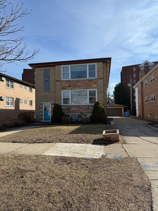 8527 W Berwyn Ave in Chicago, IL - Foto de edificio - Building Photo