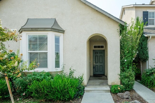 68 W Bordeaux Ln in Clovis, CA - Foto de edificio - Building Photo