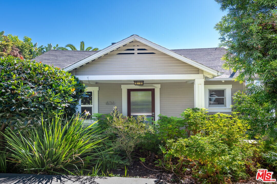 636 Tularosa Dr in Los Angeles, CA - Foto de edificio