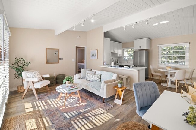 221 Bath St in Santa Barbara, CA - Building Photo - Building Photo