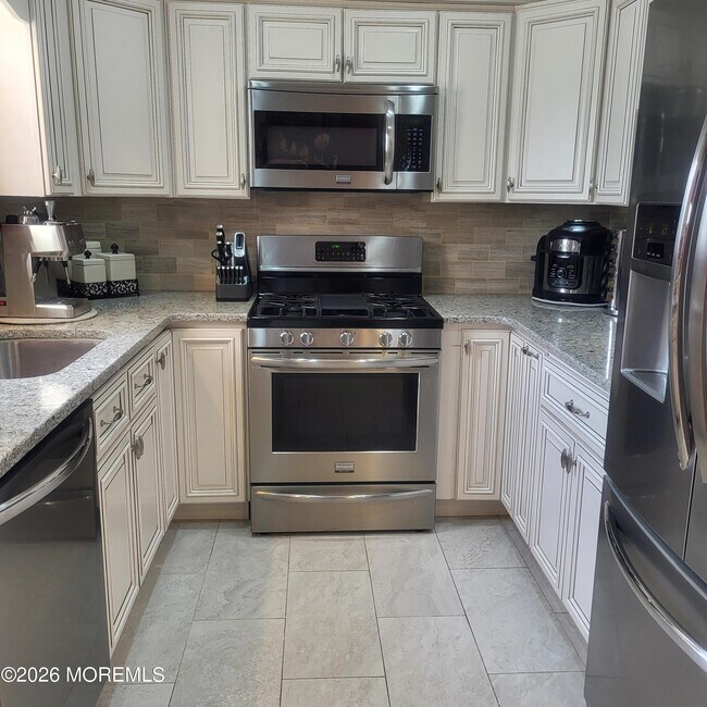 316 Middlewood Rd in Middletown, NJ - Building Photo - Building Photo