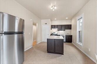 1115 E Knapp St in Milwaukee, WI - Building Photo - Building Photo