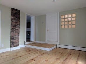 75 Green Street, Unit 2A in Brattleboro, VT - Foto de edificio - Building Photo