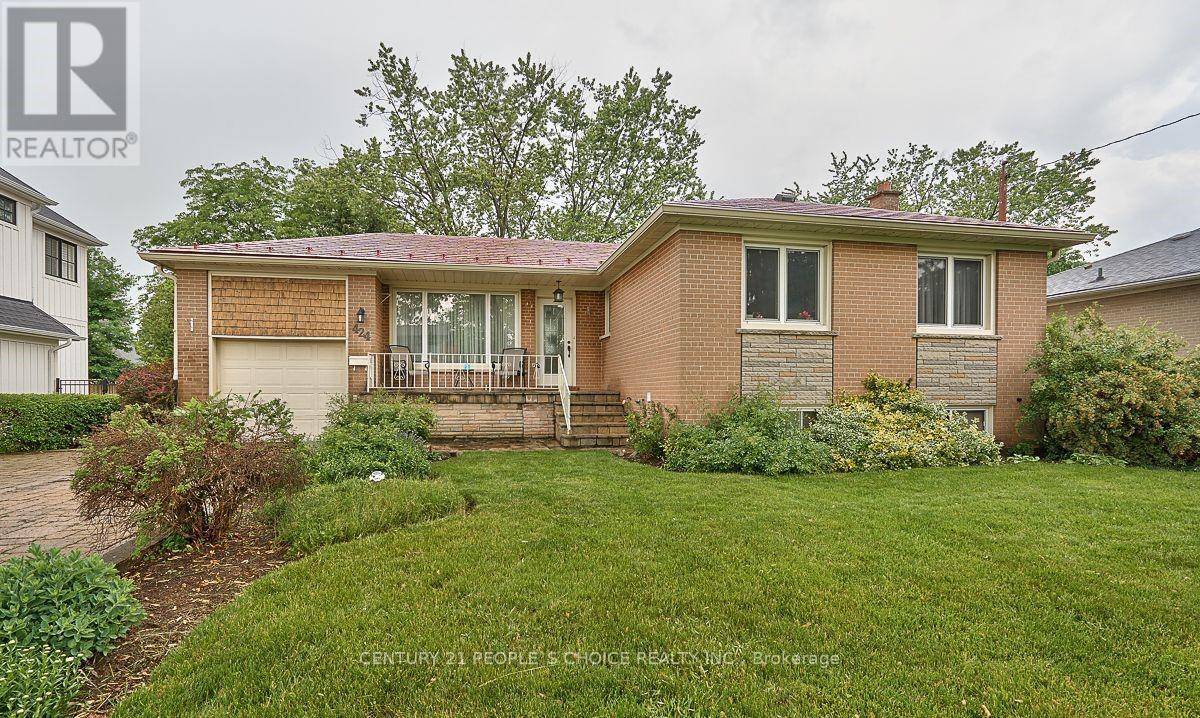 424 Saville Crescent in Oakville, ON - Building Photo