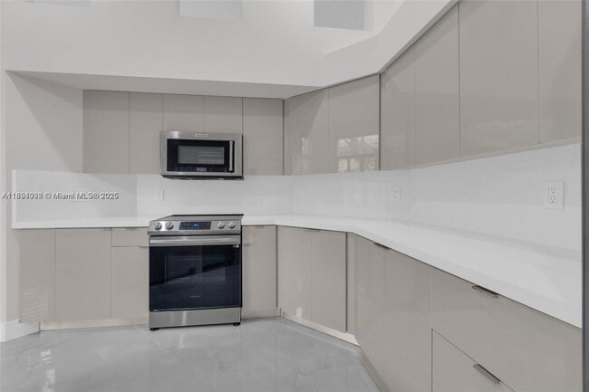 2553 E Bay Dr in Weston, FL - Building Photo - Building Photo