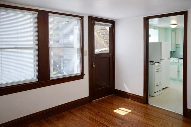 72 Girard Ave in Sausalito, CA - Foto de edificio - Building Photo