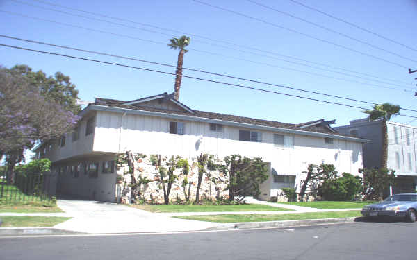 924 Larch St. in Inglewood, CA - Building Photo