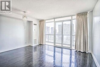 25 Carlton St. in Toronto, ON - Building Photo - Building Photo