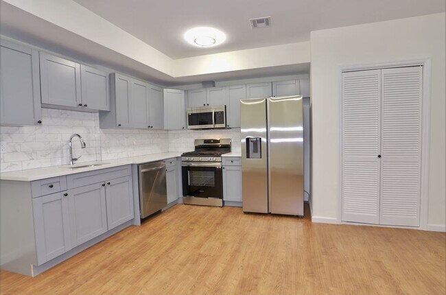 143 Zabriskie St in Jersey City, NJ - Building Photo - Building Photo