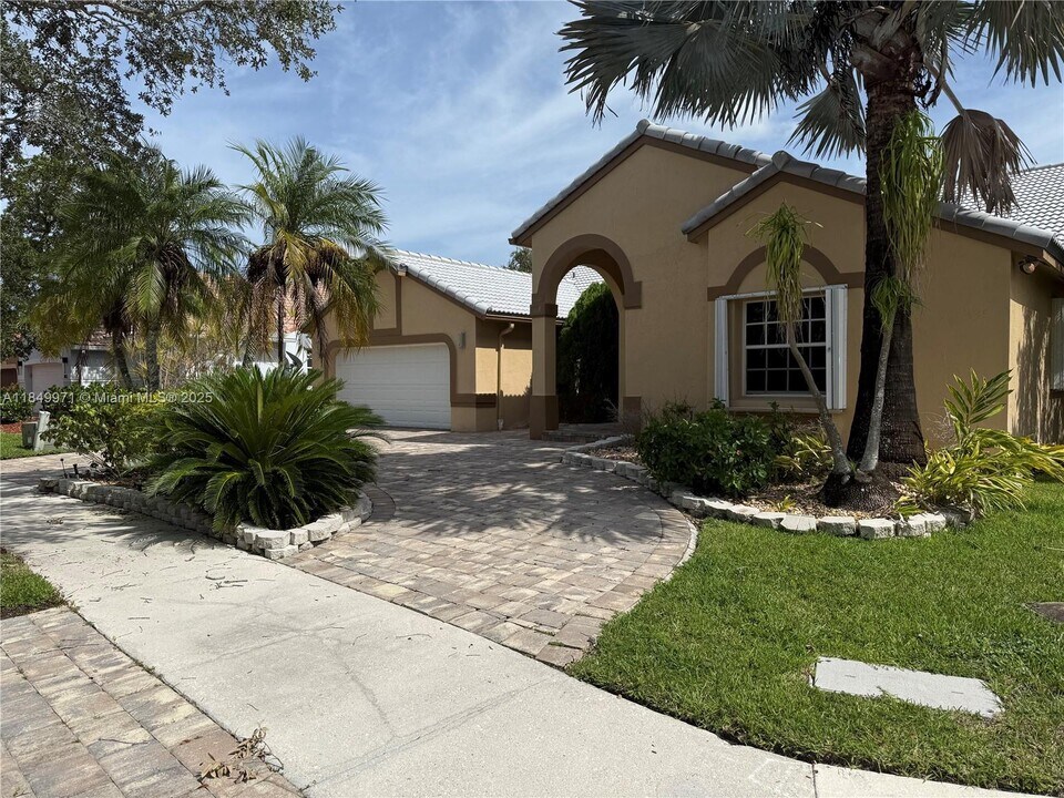 807 Heritage Dr in Weston, FL - Building Photo