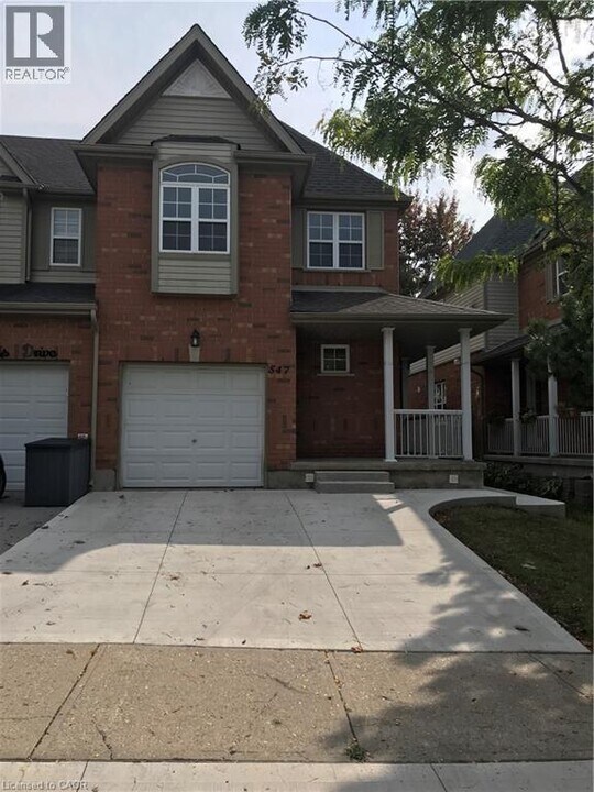 547 Chablis Dr in Waterloo, ON - Building Photo
