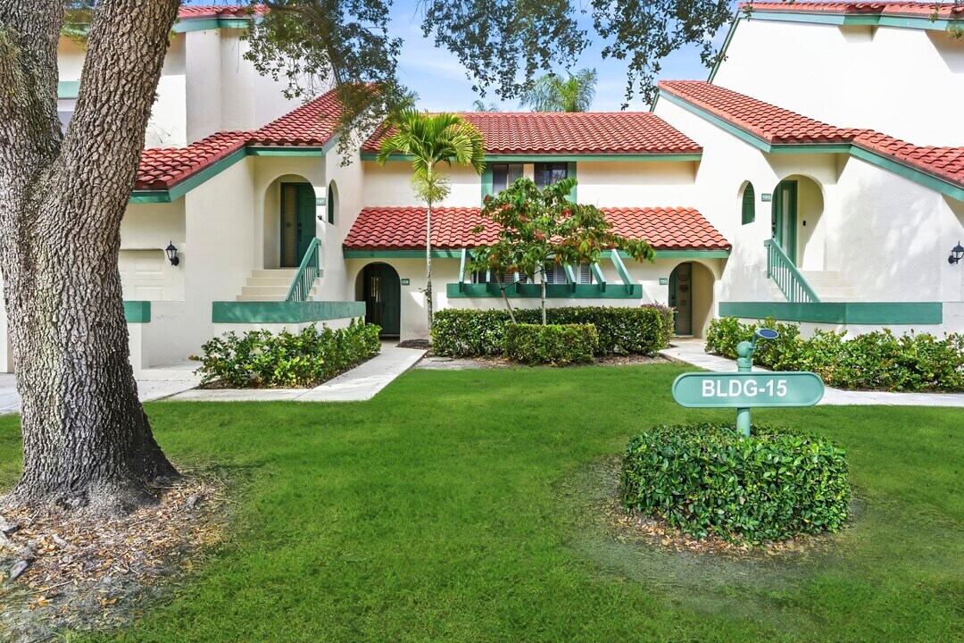 15 Lexington Ln E in Palm Beach Gardens, FL - Building Photo