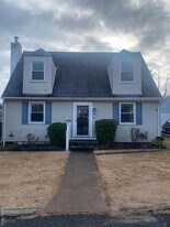 12 Bayview Ave in Bayville, NY - Building Photo