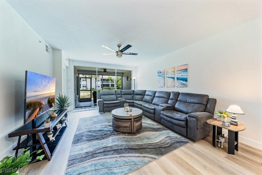 6914 Satinleaf Rd N in Naples, FL - Building Photo