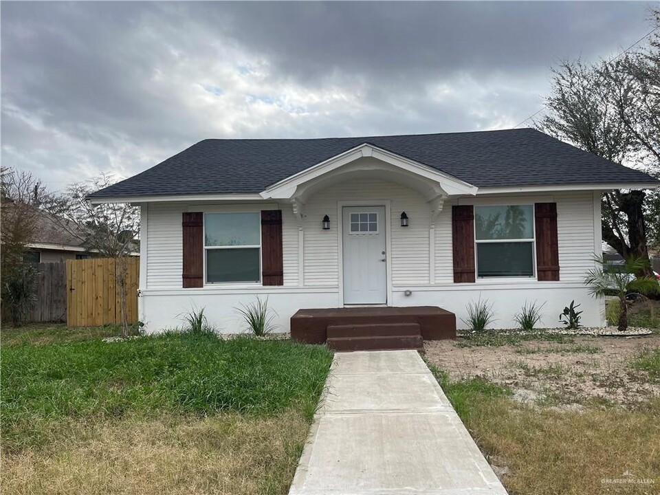 302 E Van Week St in Edinburg, TX - Building Photo