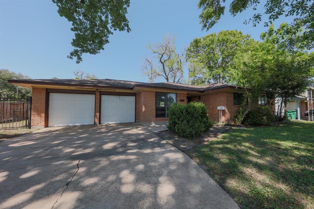 10038 Lazy Oaks St in Houston, TX - Building Photo