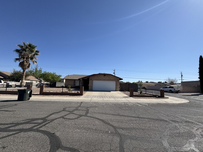 1806 Atlantic Ave in Kingman, AZ - Foto de edificio - Building Photo