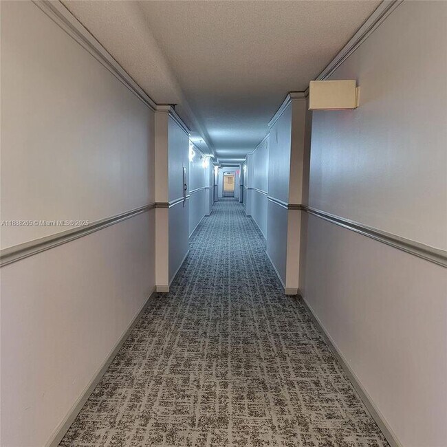 16919 N Bay Rd in Sunny Isles Beach, FL - Foto de edificio - Building Photo