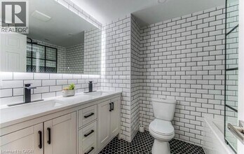 238 Northlake Dr in Waterloo, ON - Building Photo - Building Photo