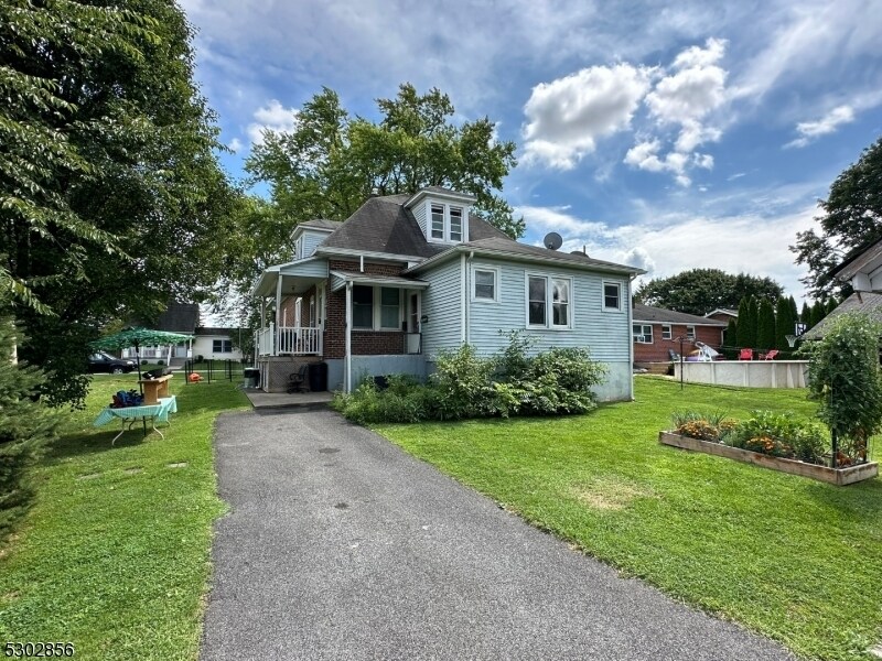 745 Sigsbee Ave in Phillipsburg, NJ - Building Photo