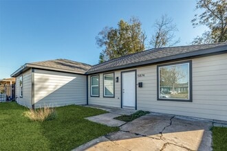 5874 Belcrest St in Houston, TX - Building Photo - Building Photo