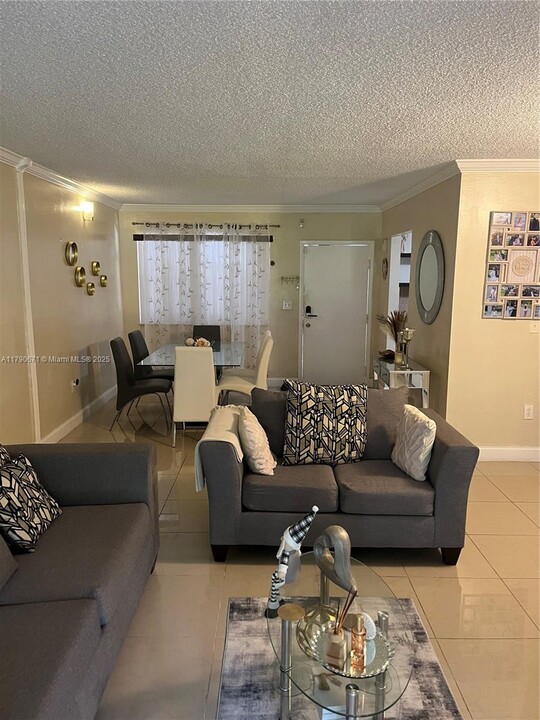 451 Ives Dairy Rd in Miami, FL - Building Photo