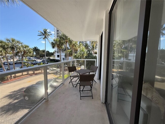 3731 N Country Club Dr in Aventura, FL - Building Photo - Building Photo