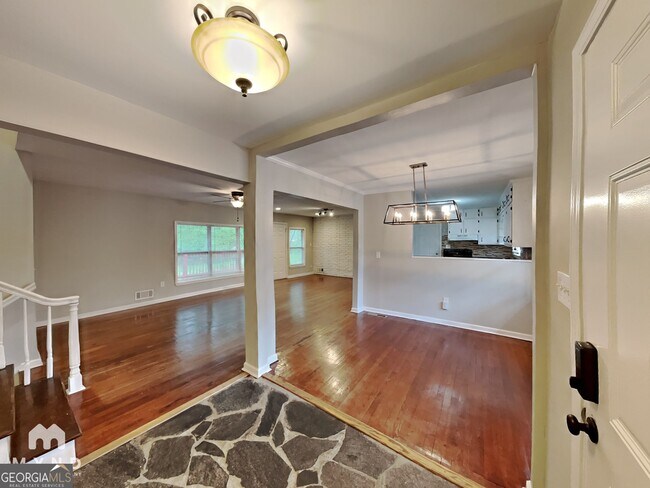 5730 Deerfield Ln in Atlanta, GA - Foto de edificio - Building Photo