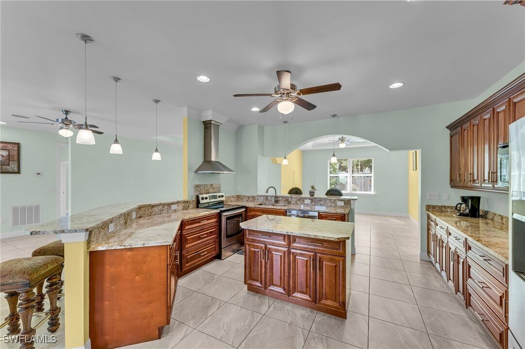 2416 SE 8th Ave in Cape Coral, FL - Building Photo