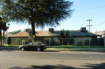 Sandstone Villas Apartments in Fresno, CA - Building Photo - Building Photo