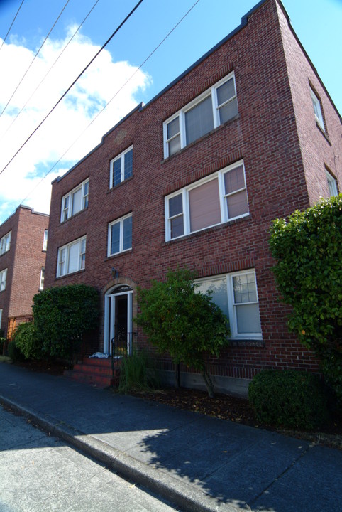 Oregonian Apartments in Seattle, WA - Building Photo