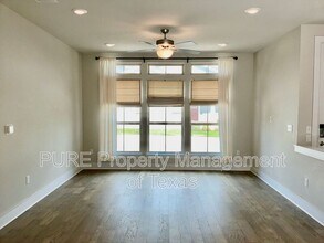 8315 Laughlin Ln in Austin, TX - Building Photo - Building Photo