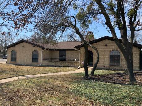 1202 N Meadowlark Ln in Stephenville, TX - Building Photo