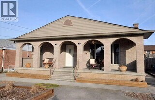 425 E 15th St in Hamilton, ON - Building Photo