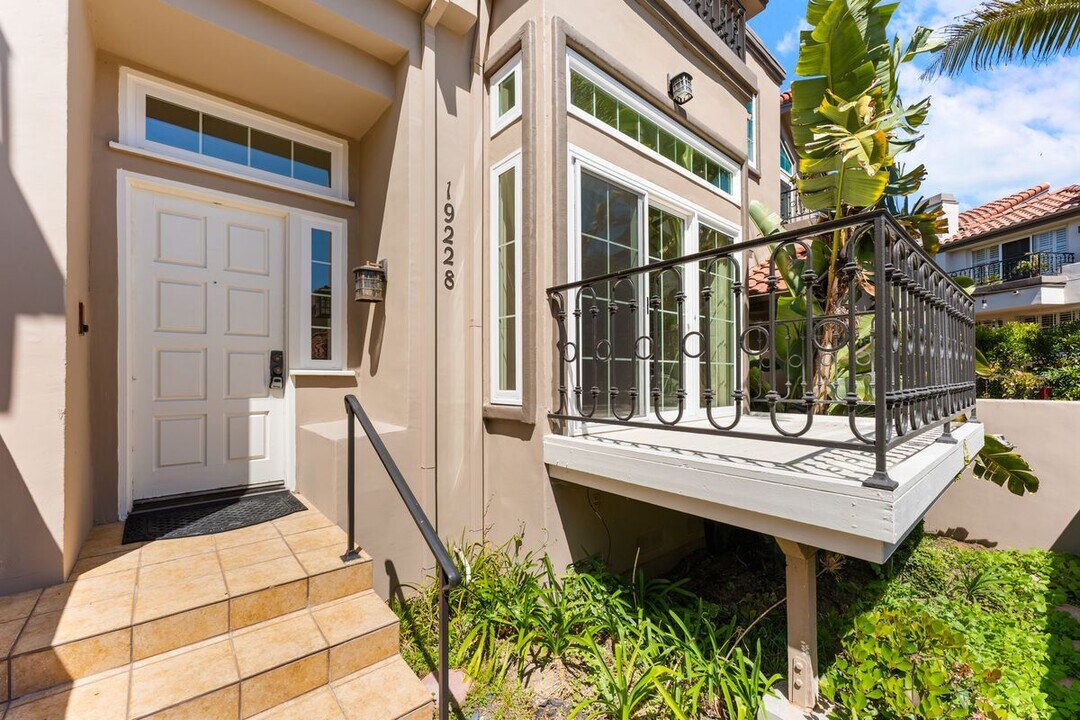 19228 Seabrook in Huntington Beach, CA - Building Photo