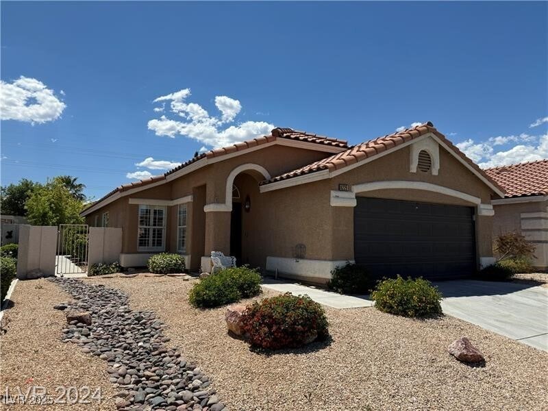 8229 W Gilmore Ave in Las Vegas, NV - Building Photo