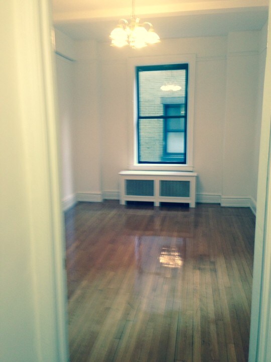 161 W 54th St in New York, NY - Building Photo