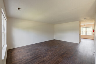 Huron Heights/Huron Ridge in Ypsilanti, MI - Building Photo - Interior Photo
