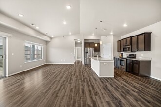 Shadow Crest - Luxury Townhomes in Fargo, ND - Foto de edificio - Building Photo
