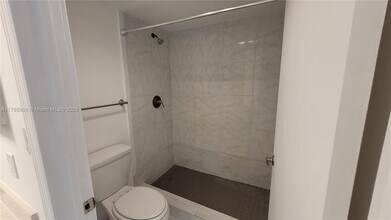 20515 E Country Club Dr, Unit 1249 in Miami, FL - Foto de edificio - Building Photo