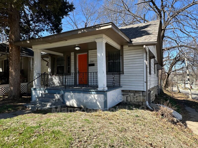 2242 E Gregory Blvd in Kansas City, MO - Building Photo