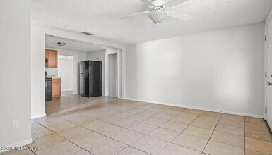 5758 Newberg Ln in Jacksonville, FL - Building Photo - Building Photo
