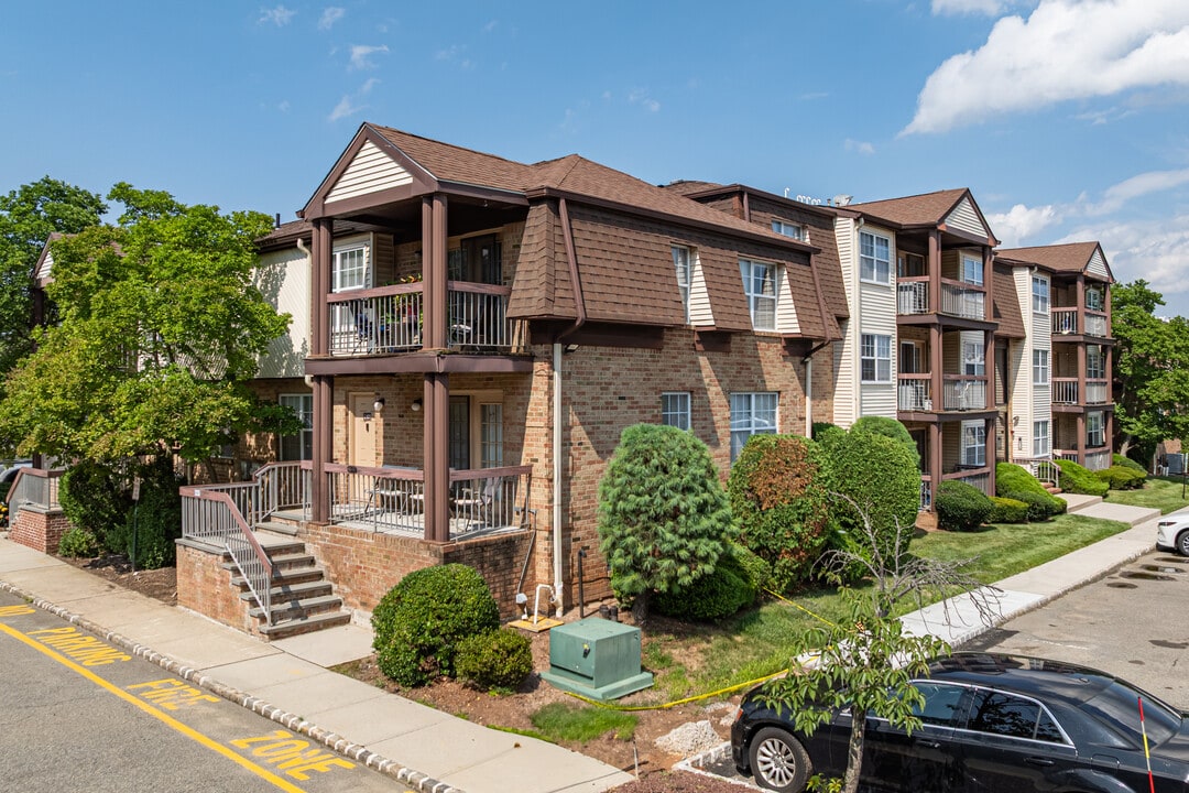 Woodbridge Center Plaza in Woodbridge, NJ - Foto de edificio