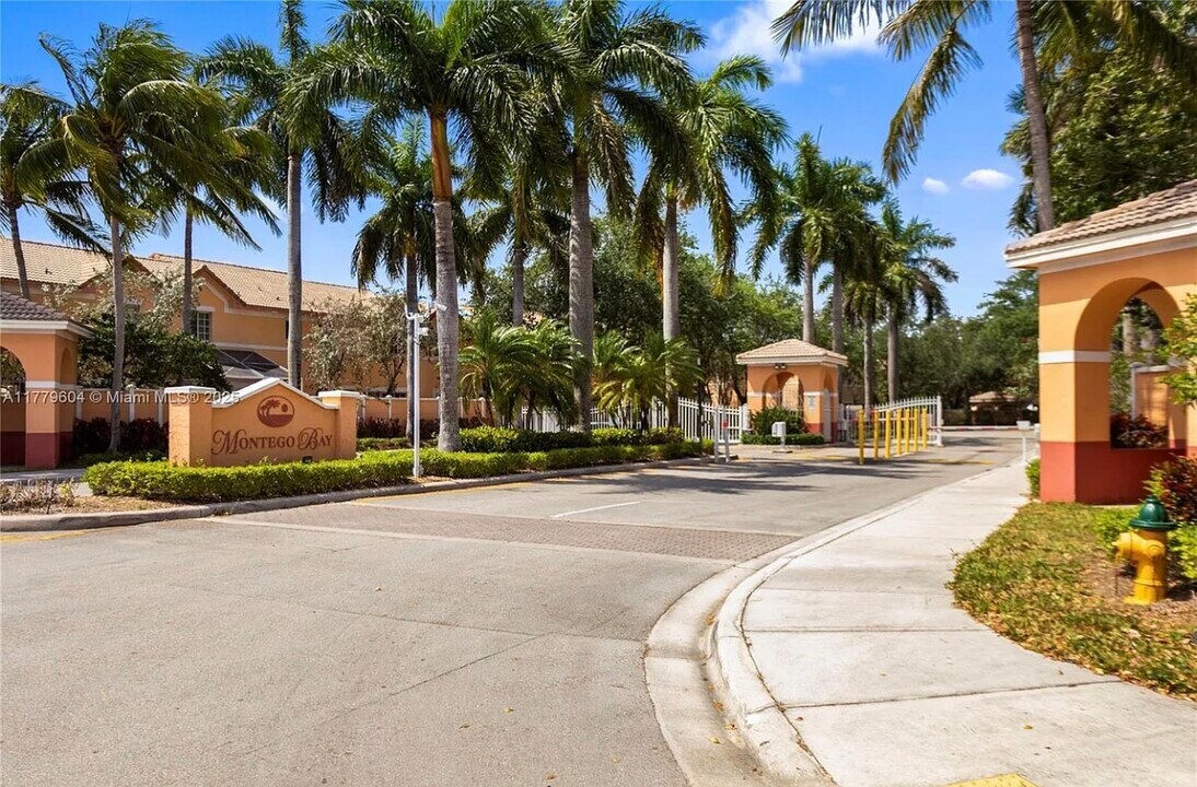 8623 SW 23rd Ct in Miramar, FL - Foto de edificio